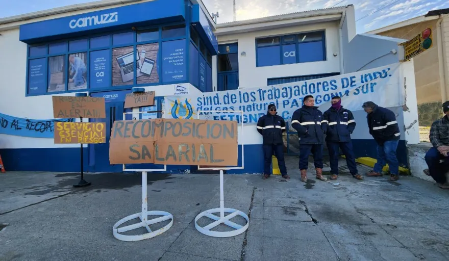 Trabajadores de Camuzzi Río Grande reclamaron una recomposición salarial