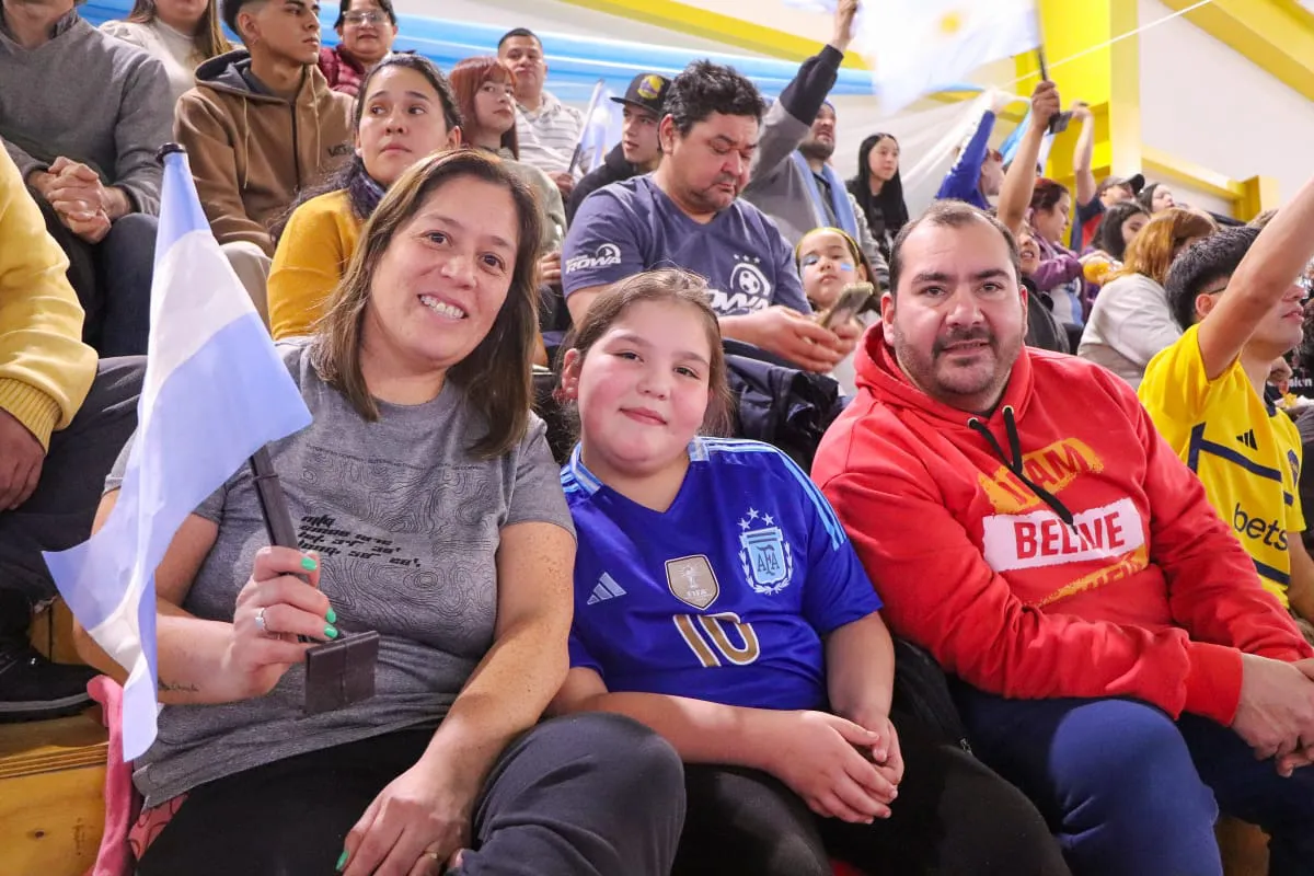 Cientos de fueguinos alentaron a la Argentina durante la Copa América  (4)