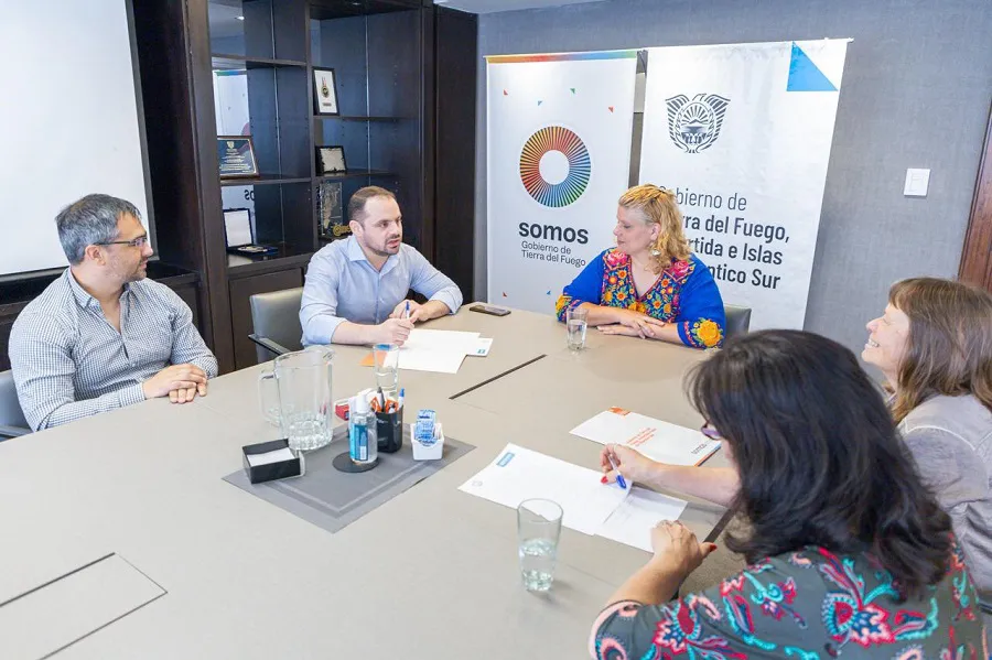 Estudiantes de la UBA realizan prácticas profesionales en Casa Tierra del Fuego