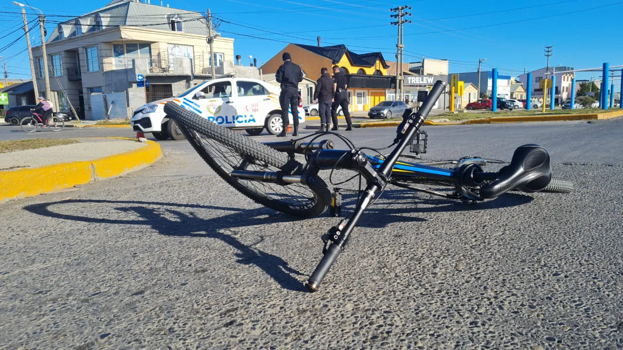 Un automóvil atropelló a una joven a bordo de una bicicleta en sobre Islas Malvinas  (1)