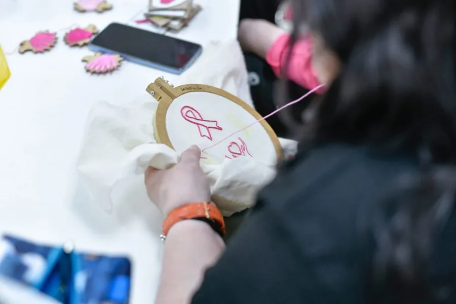 Se desarrolló el encuentro textil “Puntadas de Esperanza” contra el Cáncer de Mama (1)