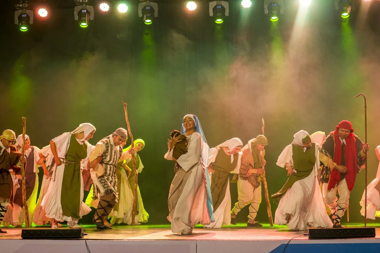 Más de 150 artistas se presentaron en escena en la obra musical Del Pesebre a la Cruz (1)