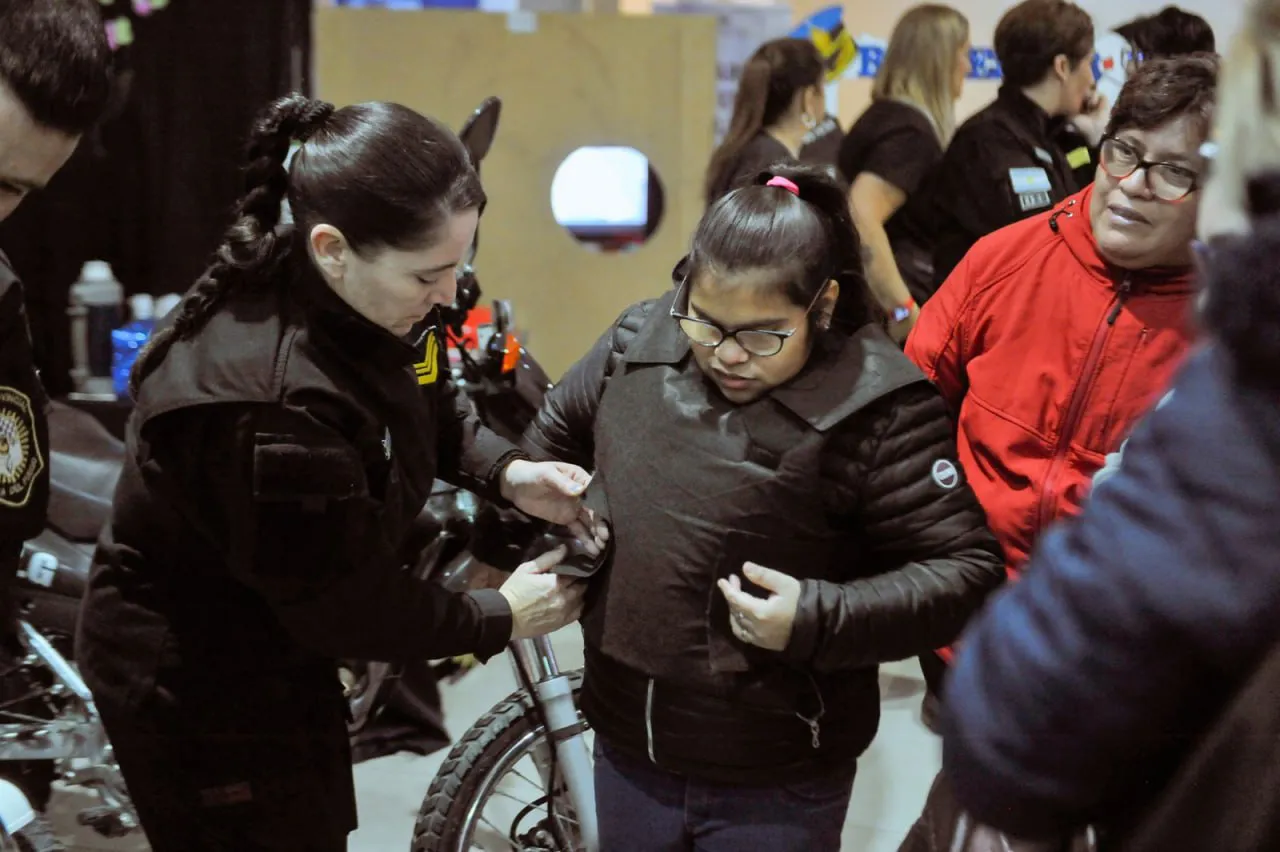 Hasta el viernes continúa la muestra de la expo “Conociendo tu Policía” en Río Grande  (3)