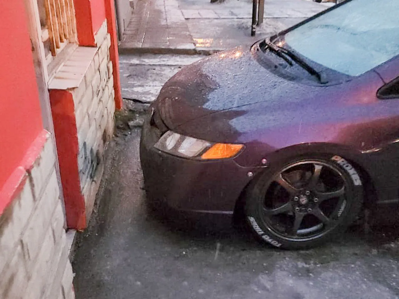 Advierten sobre la prohibición de estacionamiento de vehículos sobre veredas