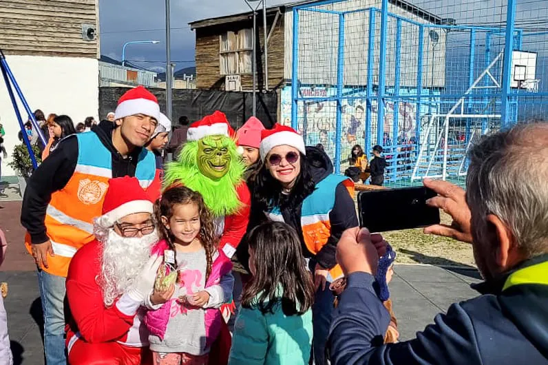 Papá Noel junto al Grinch visitaron a niños de los barrios de la provincia  (2)