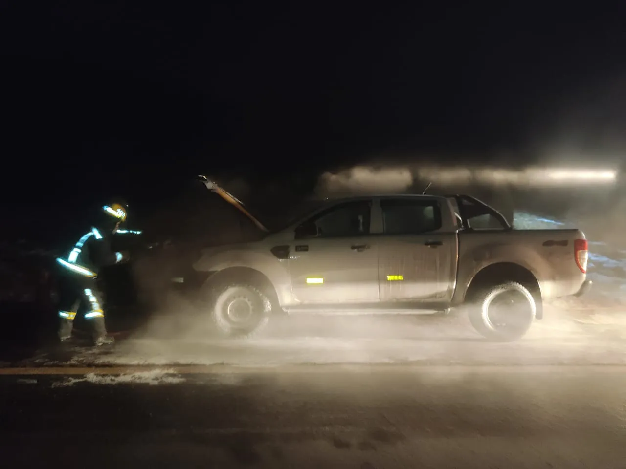 Una camioneta se incendió en horas de la noche mientras circulaba por la Ruta Nº3 (2)