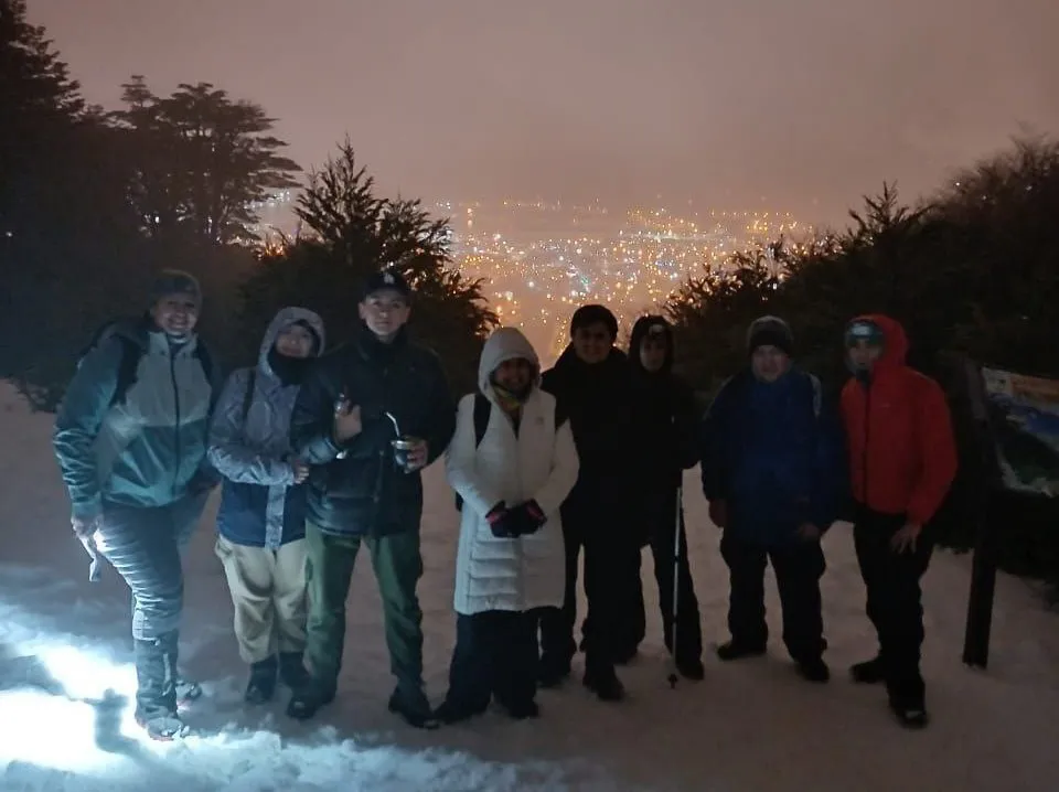Se organizó una caminata nocturna por el cierre de los talleres de invierno en Ushuaia  (1)