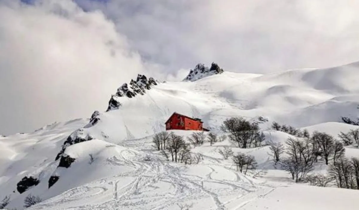 Rescatan vivo al tercer turista que estaba desaparecido de la avalancha en Bariloche