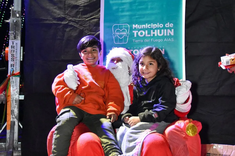Con el encendido del Árbol de Navidad, comenzaron los festejos en Tolhuin  (2)
