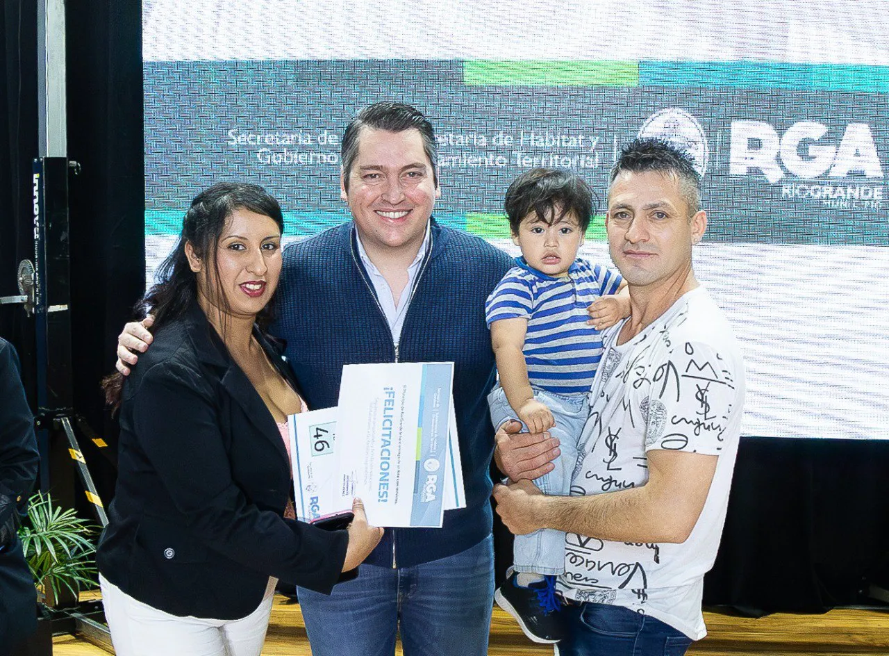 Un centenar de familias riograndenses recibieron terrenos con servicios municipales (4)