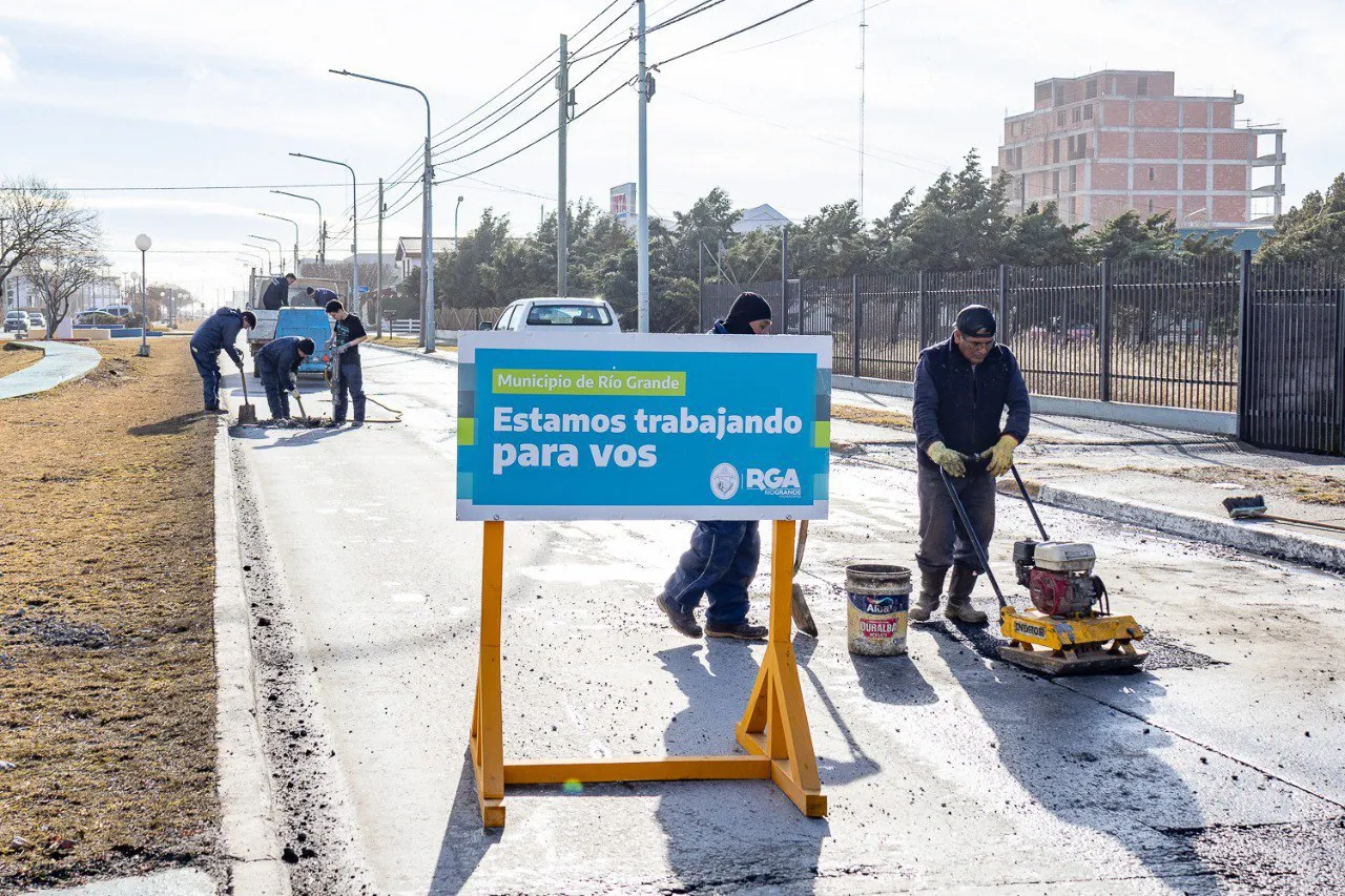 Personal municipal continúa avanzando con los trabajos de reparación vial de la ciudad