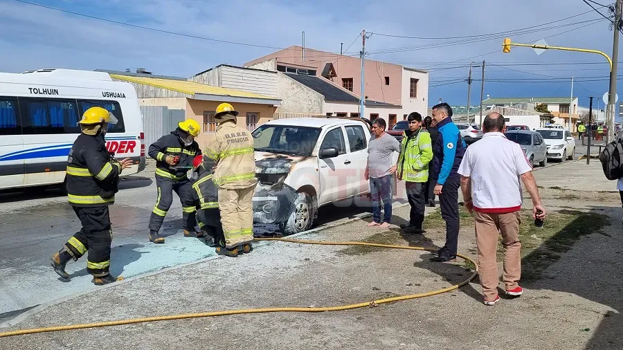 Un desperfecto eléctrico provocó un incendio sobre una camioneta estacionada (1)