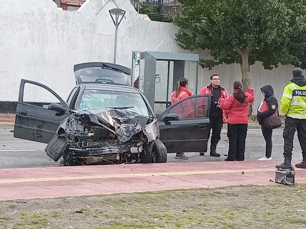 Un joven en terapia intensiva y un menor internado tras chocar contra un árbol