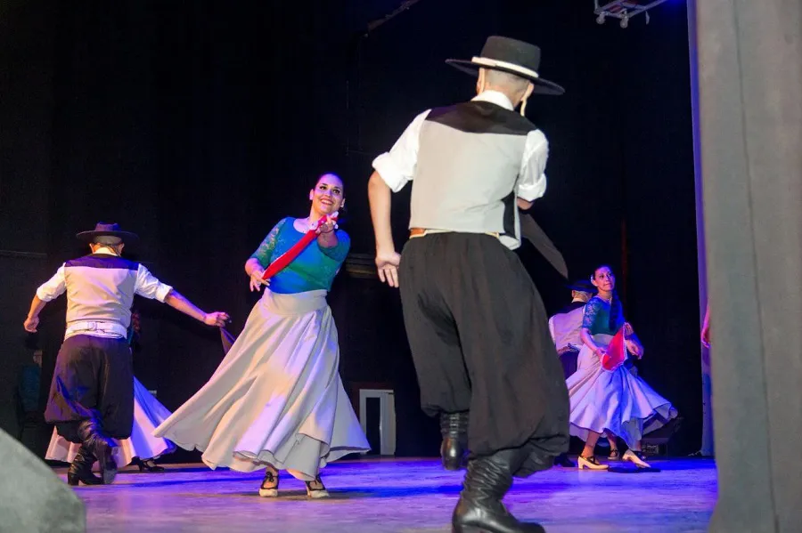 Vecinos colmaron el Esther Fadul celebrando la “Gran Peña Ushuaia Canta y Baila” (5)
