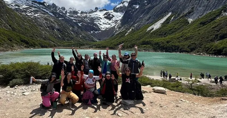 Mujeres de Tolhuin cerraron el año con una caminata a la Laguna Esmeralda (1)