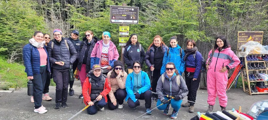 Mujeres de Tolhuin cerraron el año con una caminata a la Laguna Esmeralda (3)