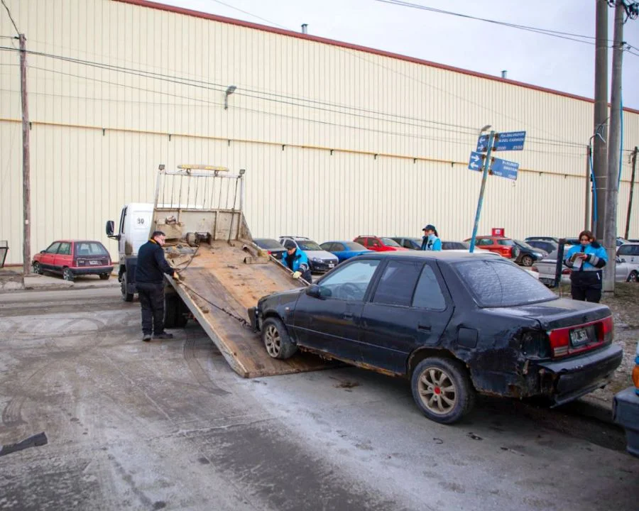Continúan los trabajos de retiro de chatarra y vehículos abandonados en Río Grande