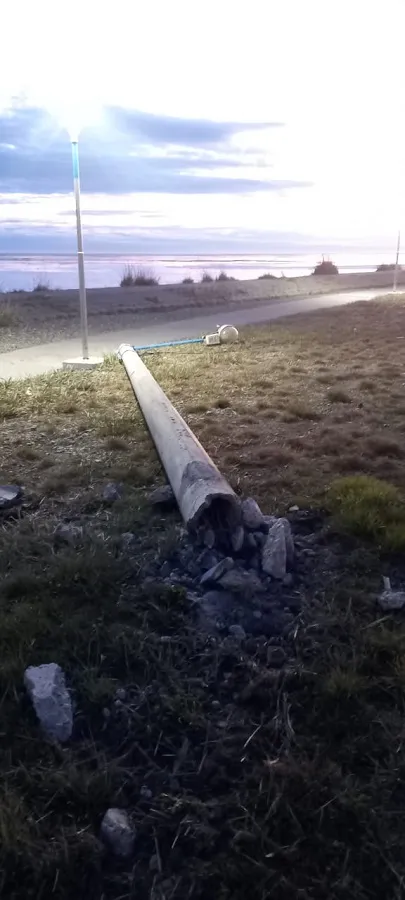 Camioneta protagonizó un despiste y terminó chocando contra un poste de luz (2)