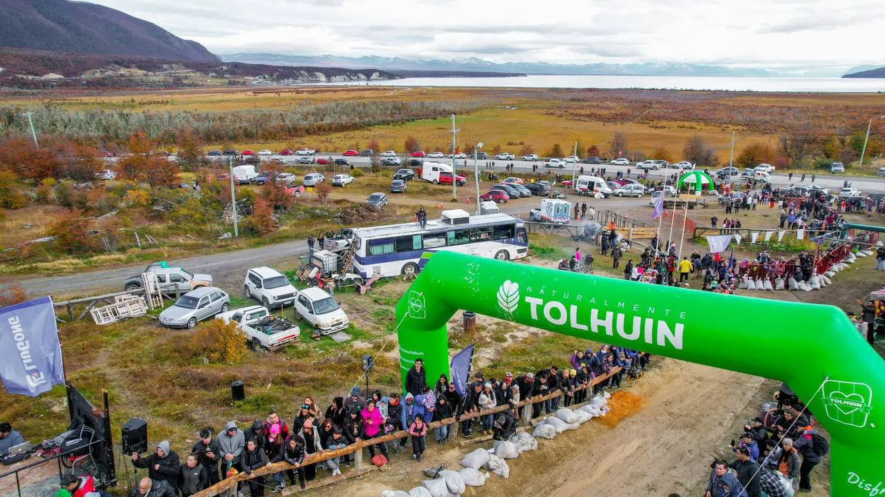 Cientos de vecinos participaron de la 3 edición de la Carrera de Autos Locos en Tolhuin (3)