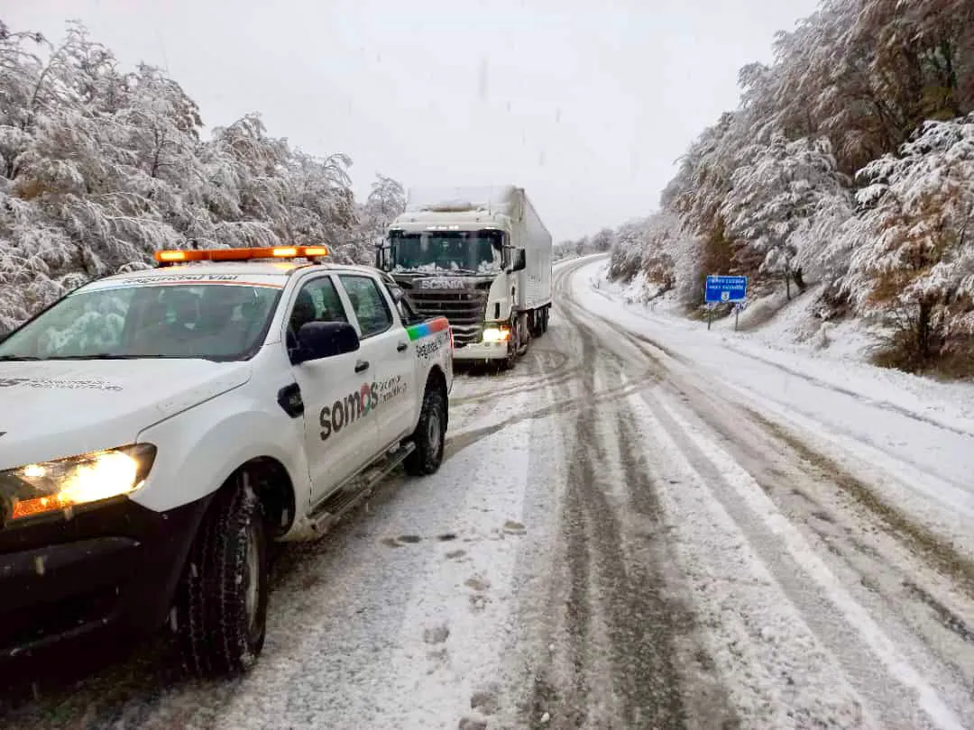Ante las intensas nevadas solicitan la utilización de cubiertas de invierno sobre la ruta (2)