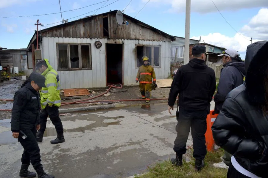 Dos viviendas fueron arrasadas por un incendio en el barrio Perón (1)