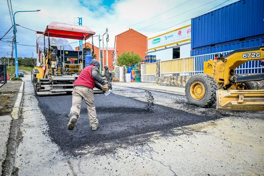 Se realiza tareas de bacheo y repavimentación en el B° Mirador de los Andes