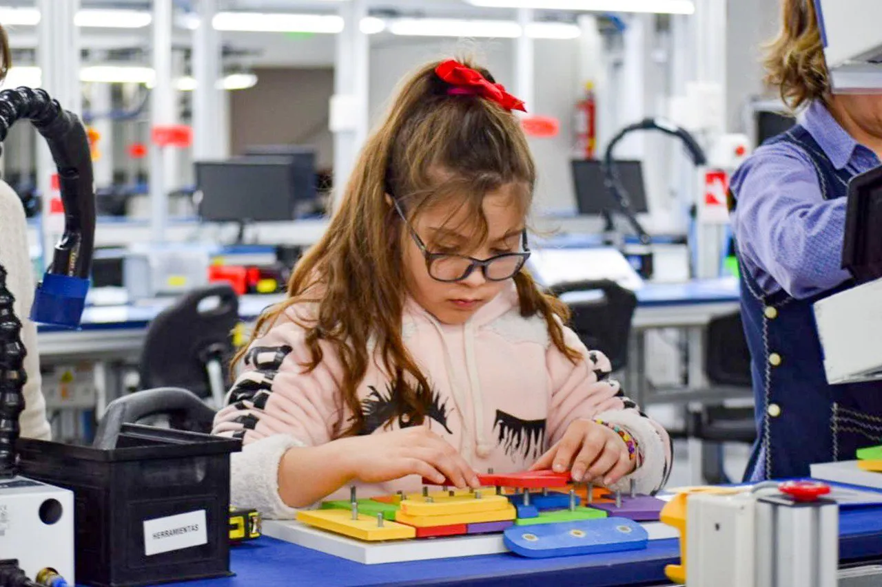 Alumnos de 4° grado de Río Grande participan de la jornada “Así Fabricamos Acá”