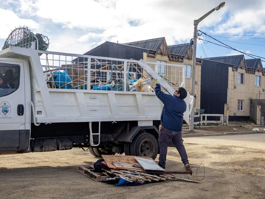 Tareas de limpieza y saneamiento urbano en el barrio Malvinas Argentinas