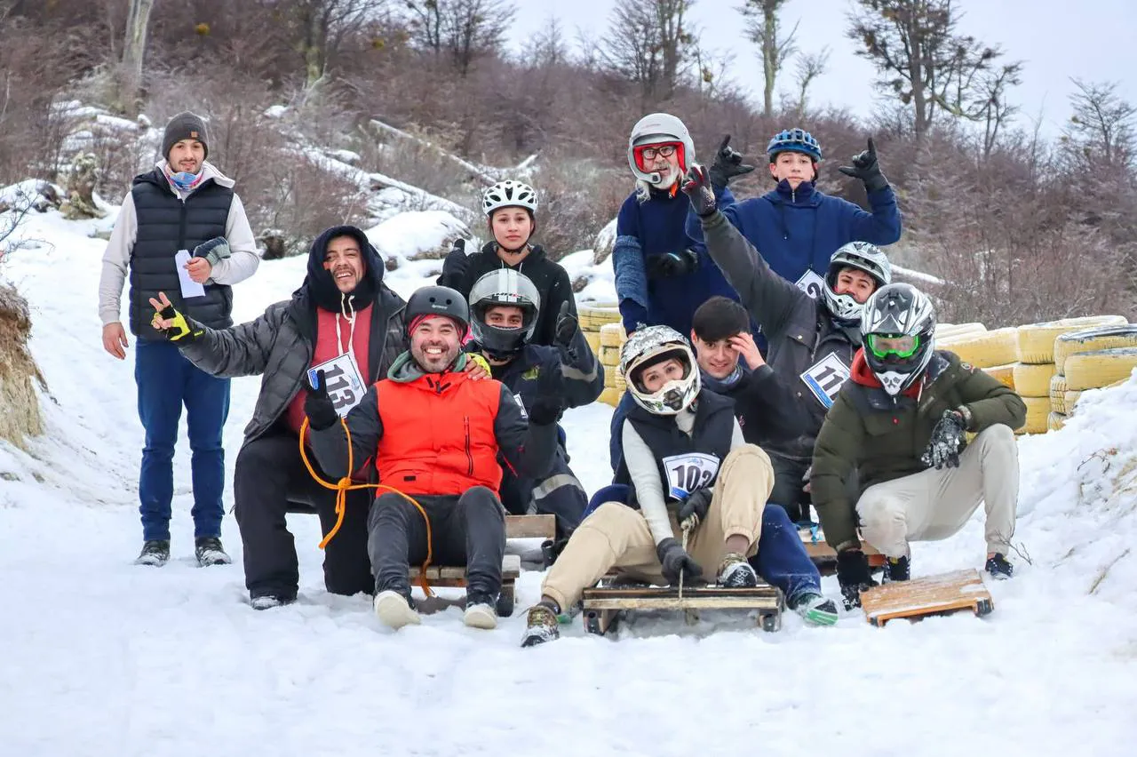 La ciudad de Tolhuin vivió una jornada de alegría familiar con los “Trineos Locos” (3)