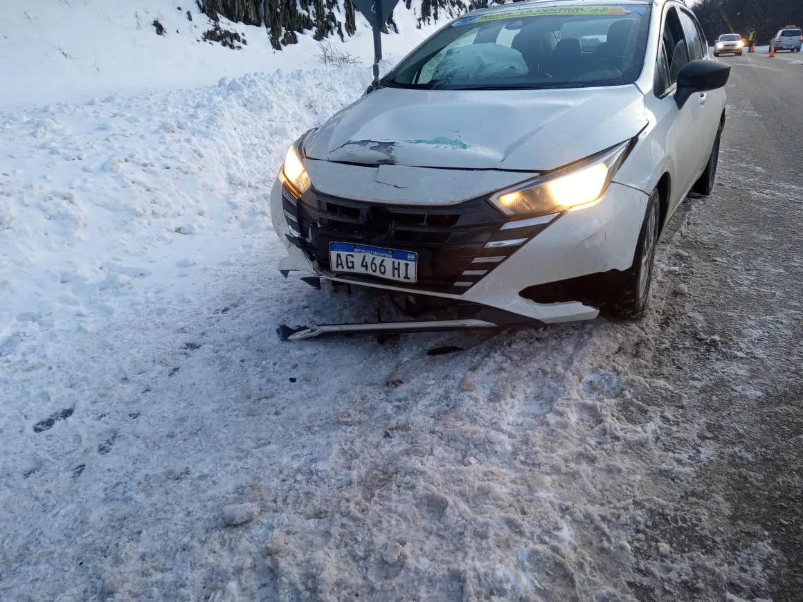 Se cruzó de carril al despistarse y terminó chocando contra otro automóvil en la Ruta 3 (1)