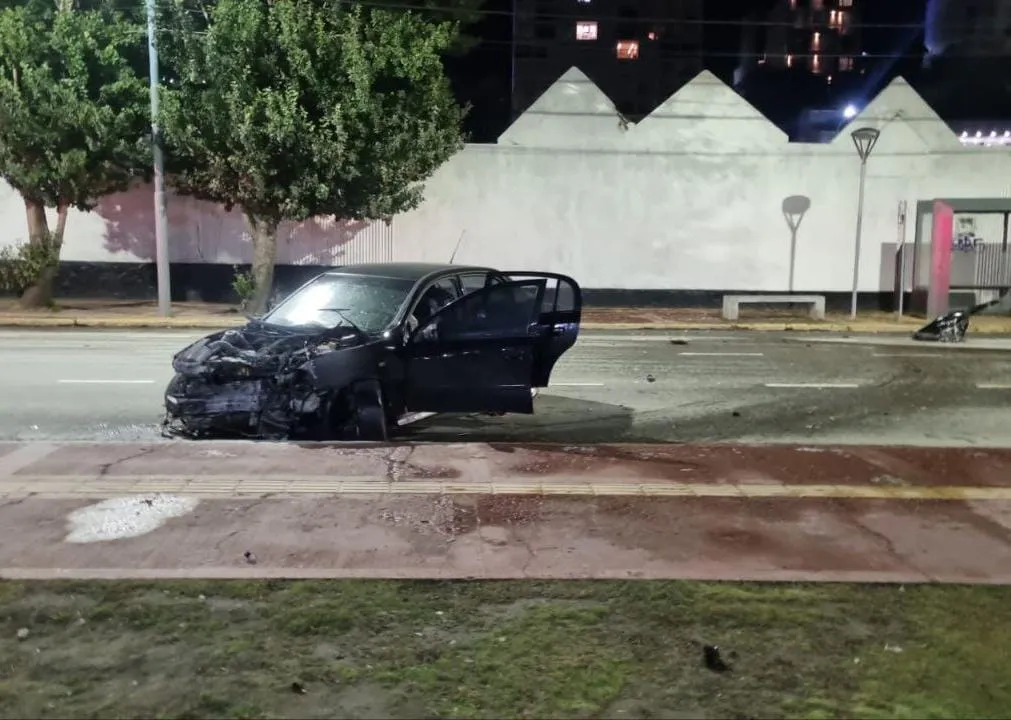 Un joven en terapia intensiva y un menor internado tras chocar contra un árbol