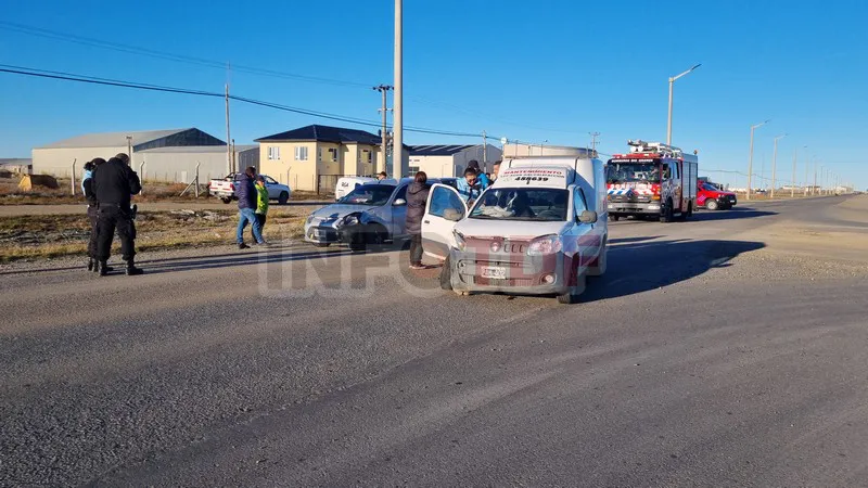 Violento choque en el ingreso al barrio de Altos de la Estancia dejó un herido (11)