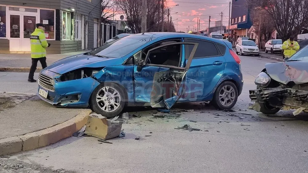 Tres personas hospitalizadas tras un violento choque en la zona céntrica (5)