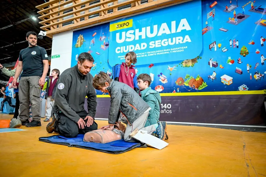 Más de ocho mil vecinos pasaron por la primera “Expo Ushuaia Ciudad Segura” (1)