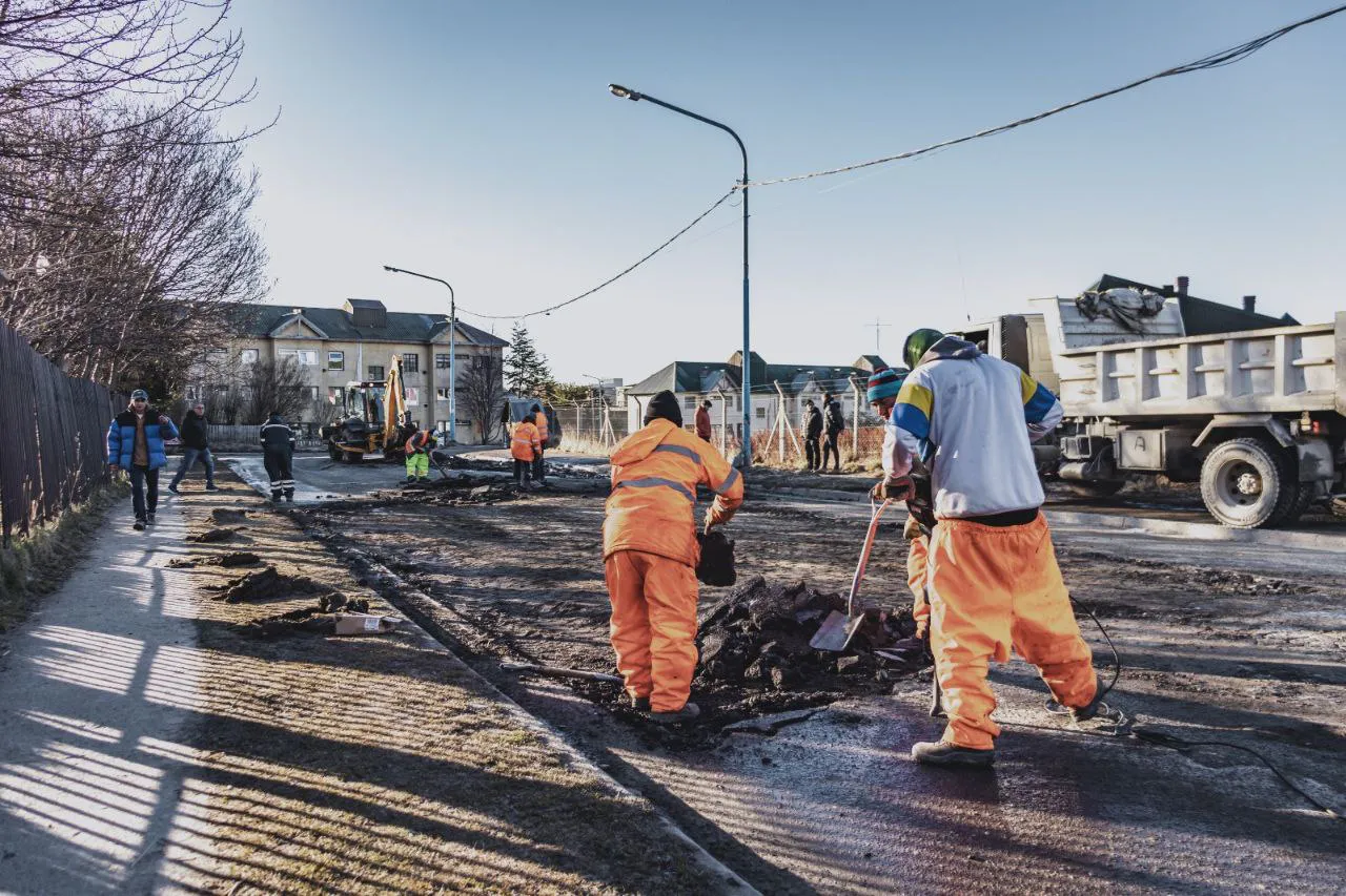 Se realizaron trabajos de reparación sobre calle Luis Vernet de Ushuaia (1)