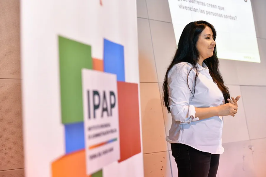 Capacitan a servidores para una mejor atención a personas con discapacidad y adultos