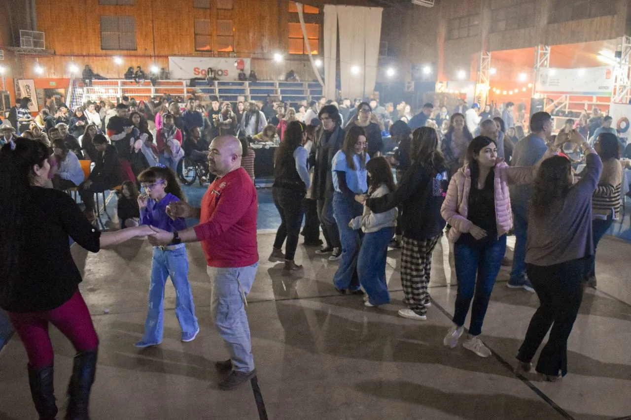 Gran convocatoria de vecinos y emprendedores en la feria “Costumbres Argentinas” (2)