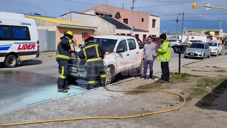 Un desperfecto eléctrico provocó un incendio sobre una camioneta estacionada (2)