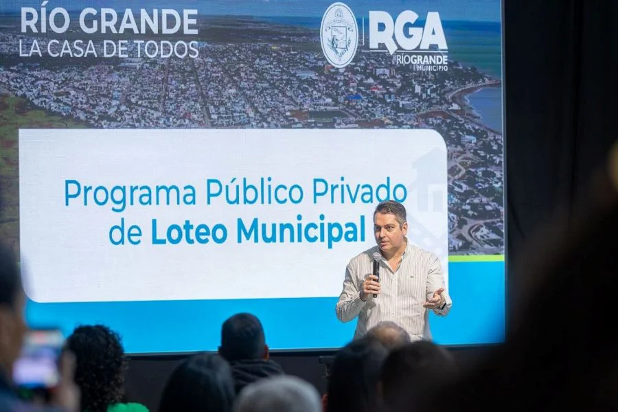 El intendente Martín Perez durante el lanzamiento del programa de Loteo Municipal