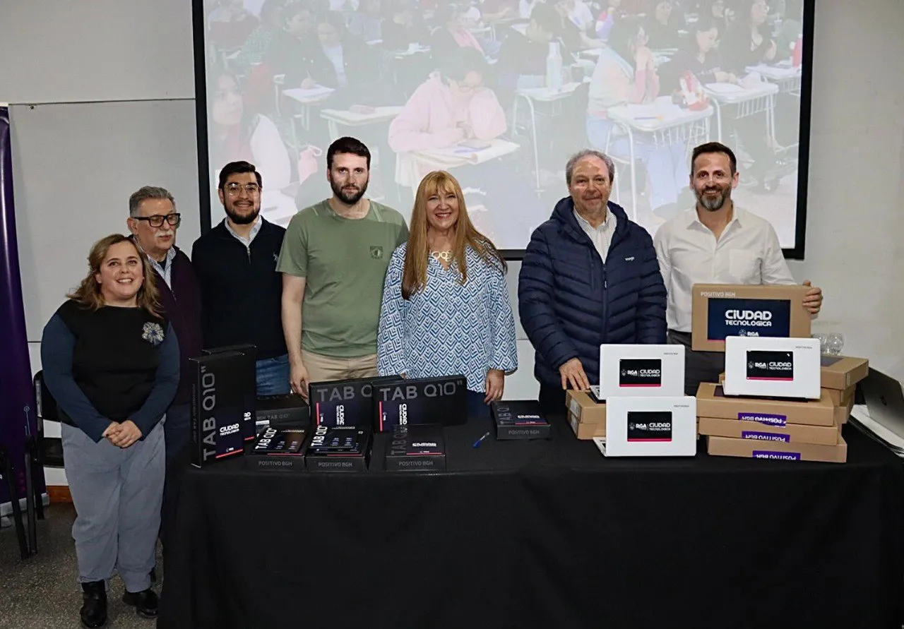 Se entregaron nuevas notebooks y tablets del programa “Nodos de Inclusión Tecnológica” (1)