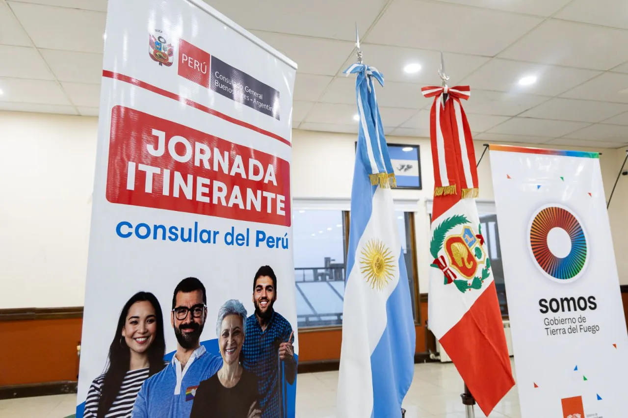 Residentes peruanos realizaron diversos trámites en el consulado itinerante en Ushuaia (2)