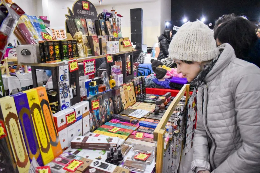 photo_5084901916378073951_y