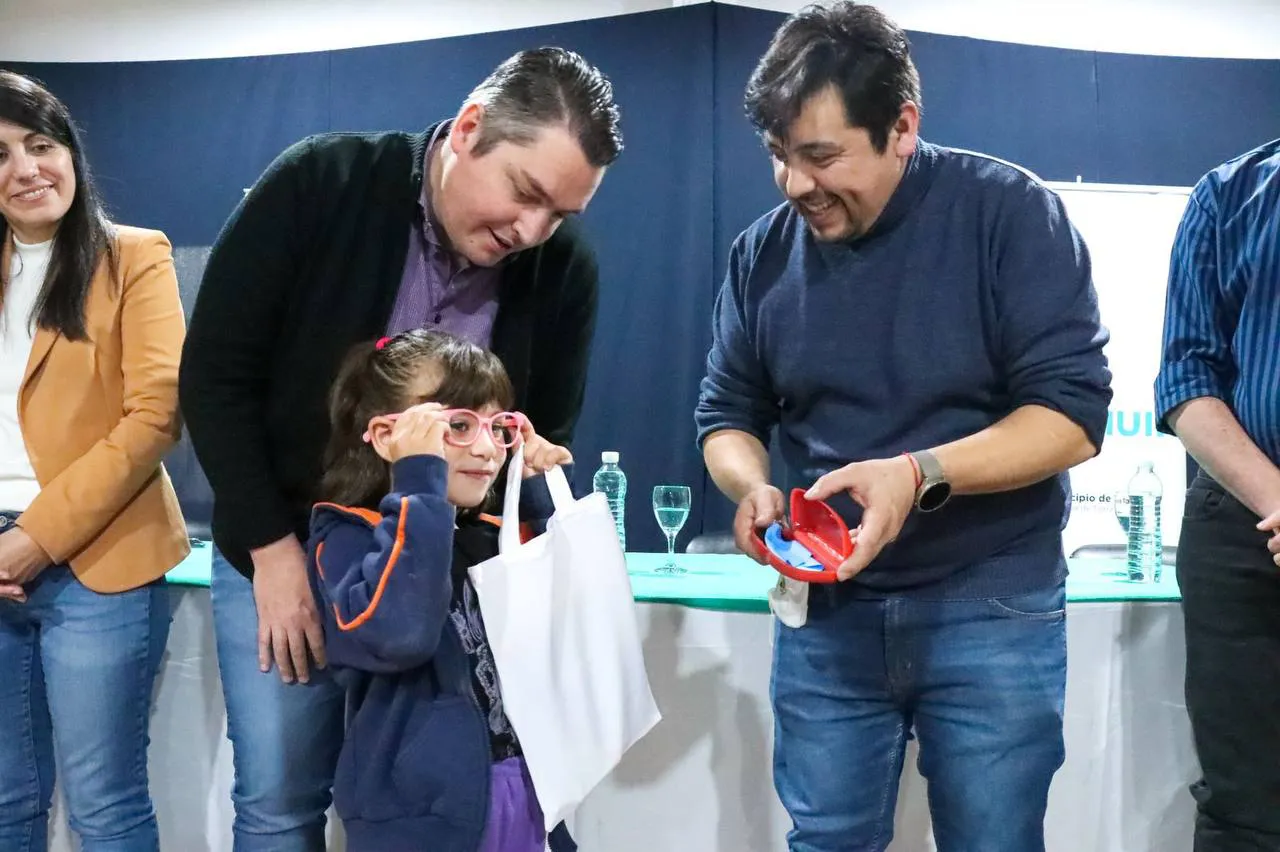 En un trabajo en conjunto entre Tolhuin y Río Grande se entregaron los primeros lentes (1)