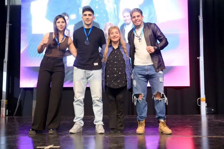 photo_5125541944904846099_y