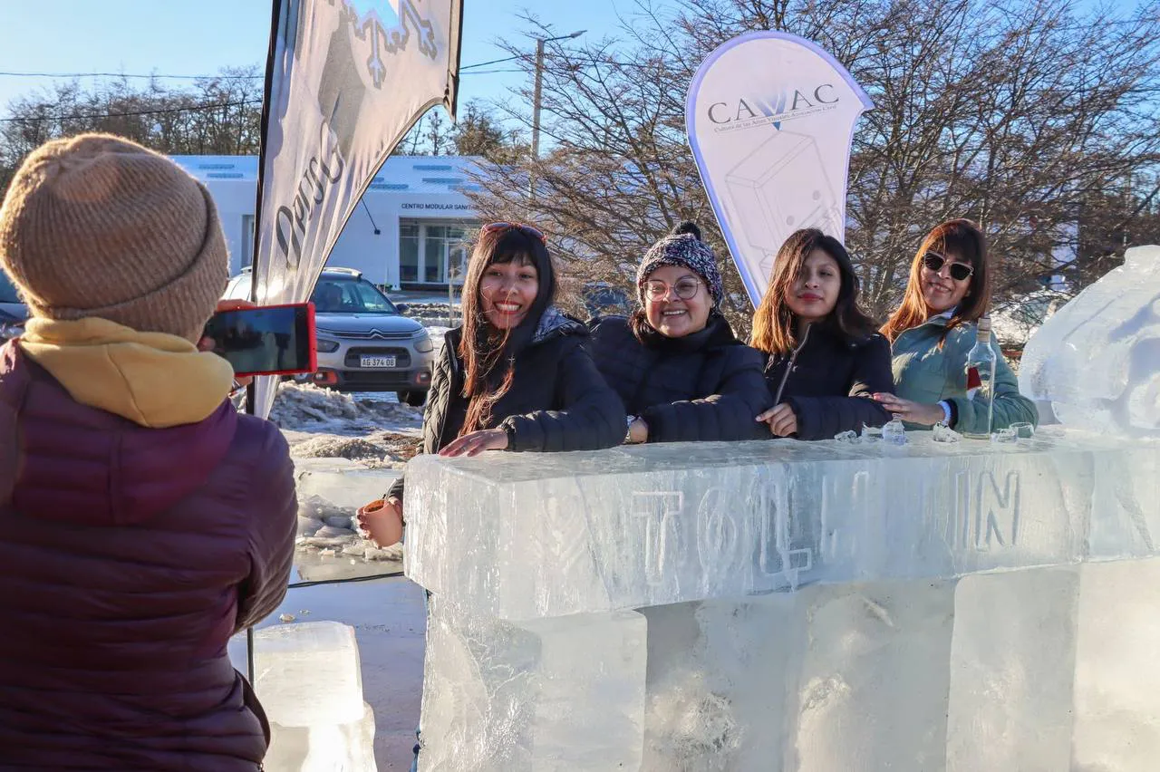 Gran acompañamiento a un nuevo Festival de Esculturas en Hielo en Tolhuin (5)
