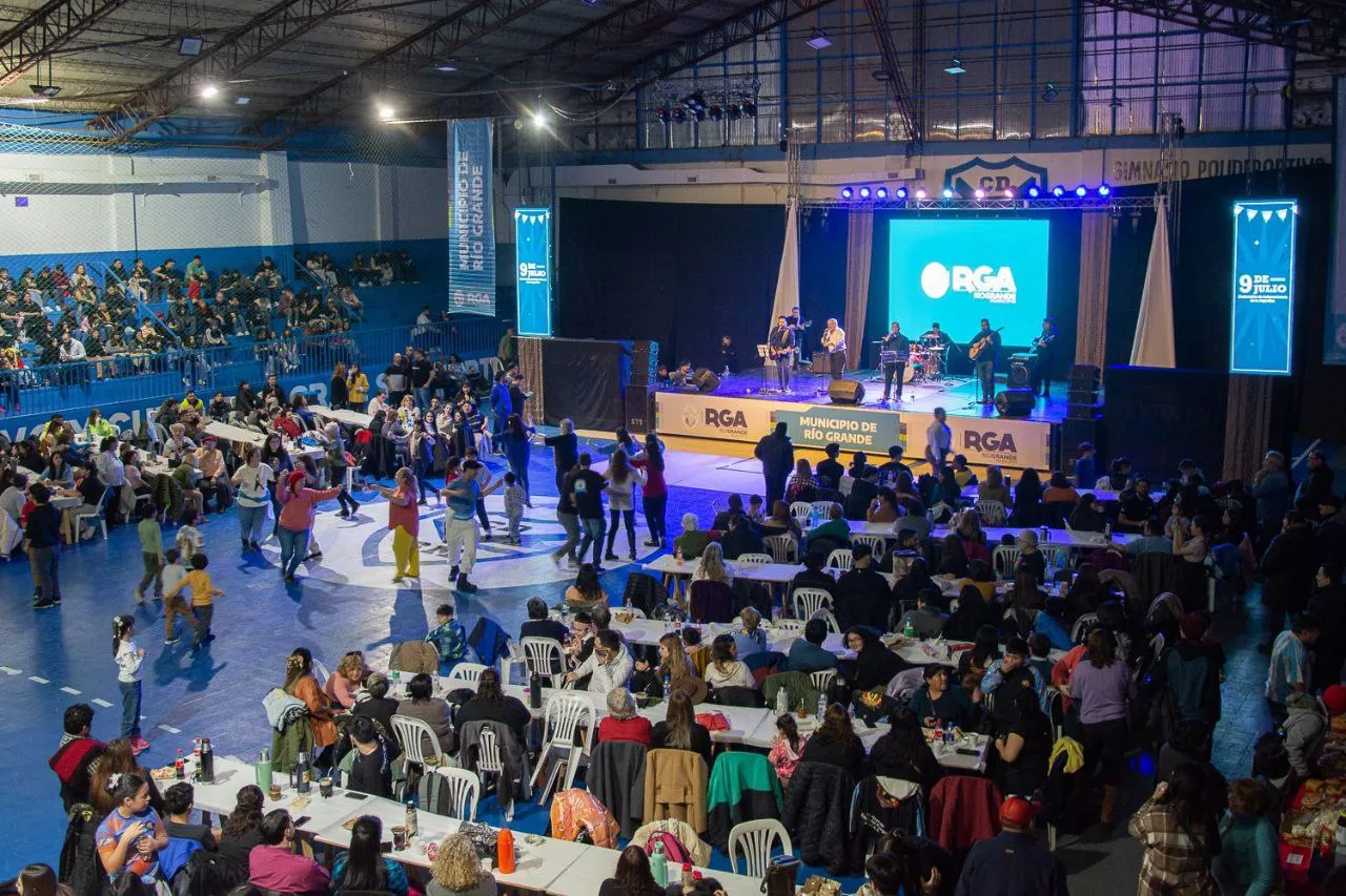 Cientos de riograndenses disfrutaron de la Gran peña de la Independencia (4)