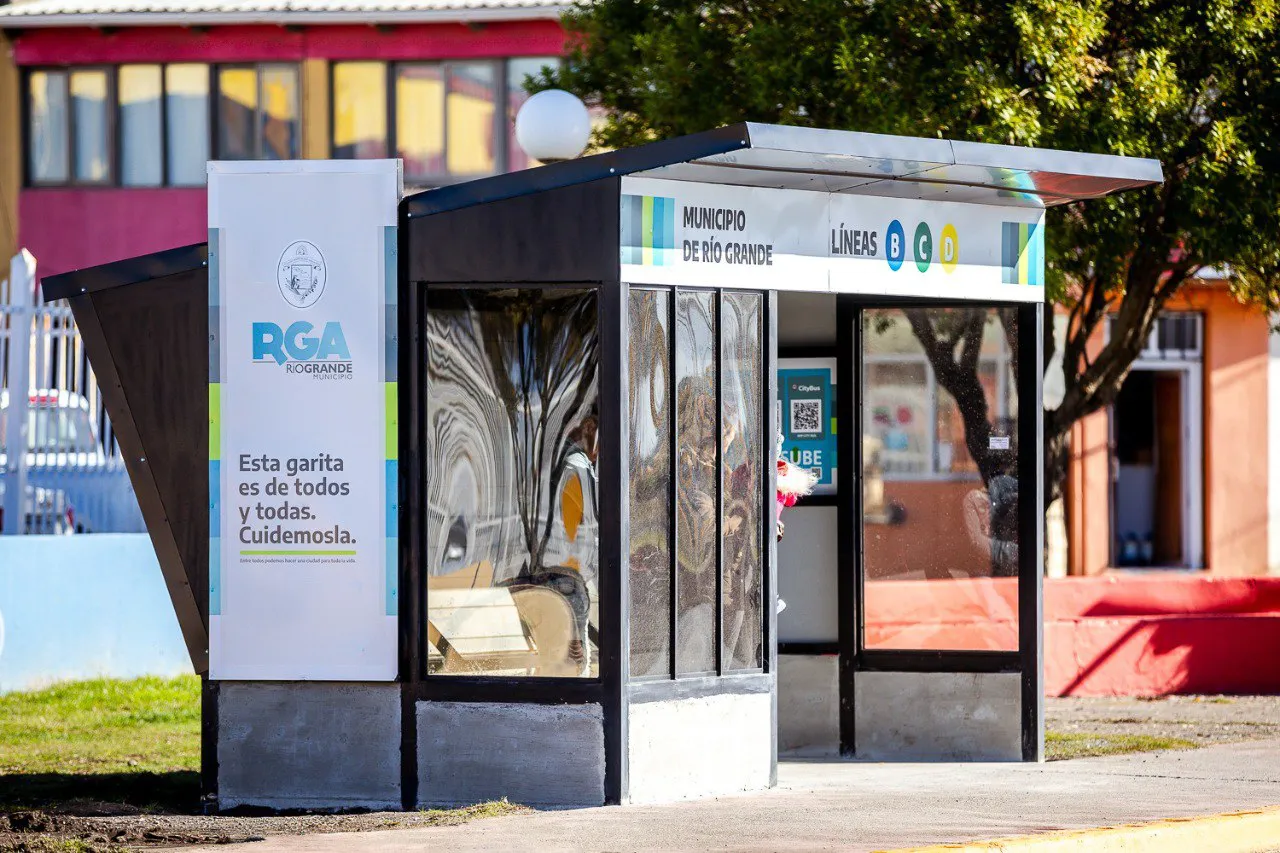 Avanzan los trabajos de modernización de las garitas de colectivos de Río Grande (3)