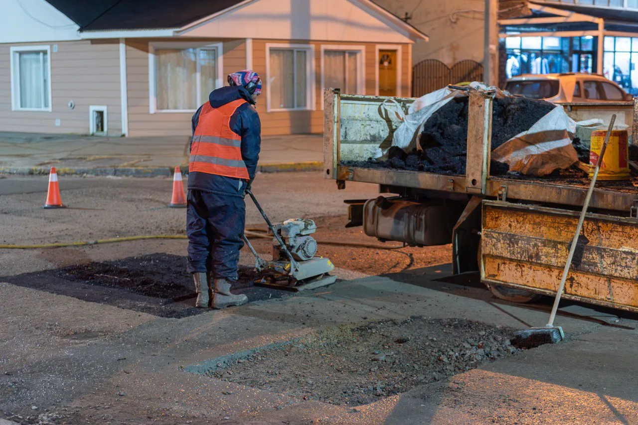 Se llevan adelante trabajos nocturnos sobre las calles deterioradas por el hielo y nieve