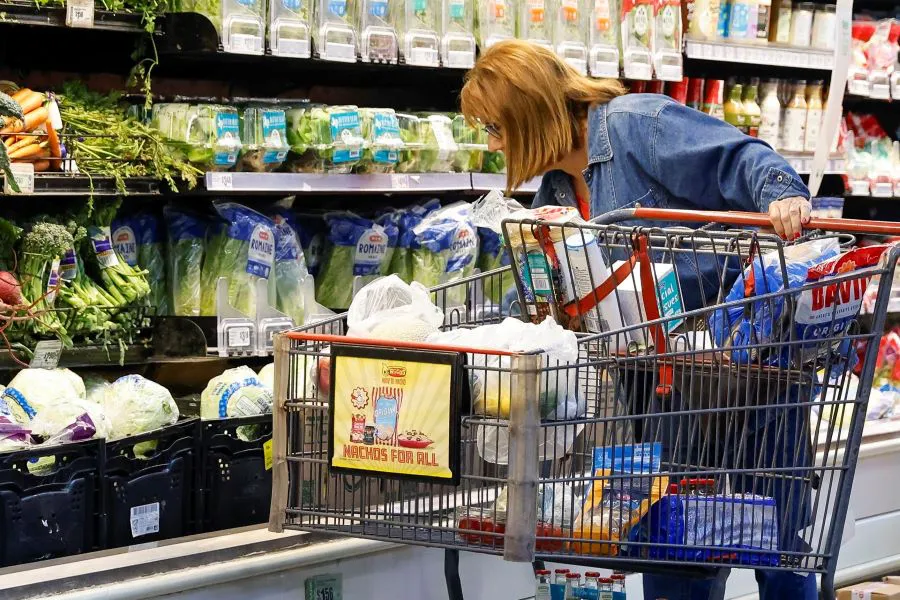 mujer-realiza-compras-en-supermercado-de-eeuu