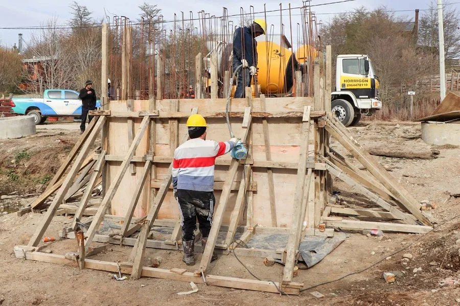 Iniciaron obras de agua y cloacas que beneficiará a más de 100 familias en Tolhuin